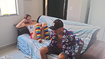 Velho e maduro fode novinha no banheiro