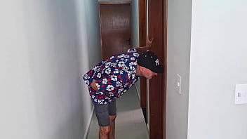 Velho e maduro fode novinha no banheiro