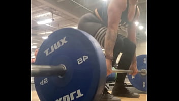 Muscle mommy working out her back