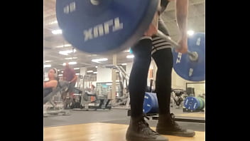 Muscle mommy working out her back