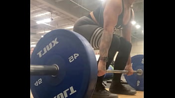 Muscle mommy working out her back