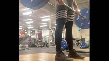 Muscle mommy working out her back