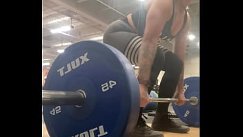 Muscle mommy working out her back