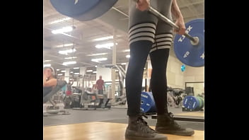 Muscle mommy working out her back