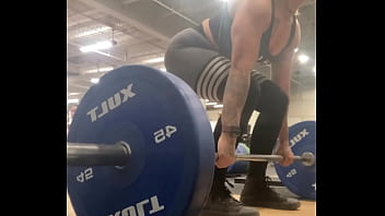 Muscle mommy working out her back