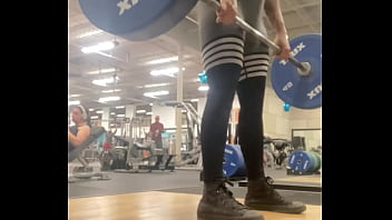 Muscle mommy working out her back