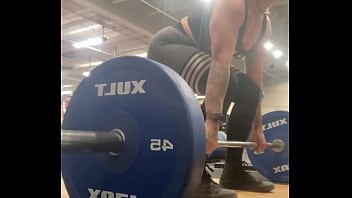 Muscle mommy working out her back