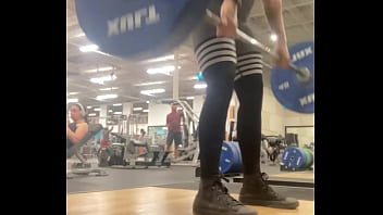 Muscle mommy working out her back