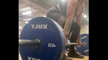 Muscle mommy working out her back