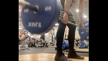 Muscle mommy working out her back