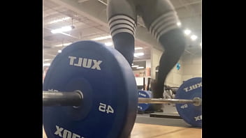 Muscle mommy working out her back