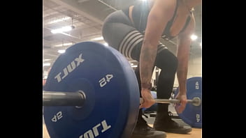 Muscle mommy working out her back