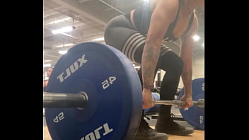 Muscle mommy working out her back