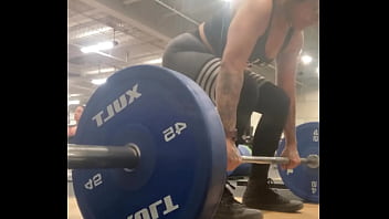 Muscle mommy working out her back