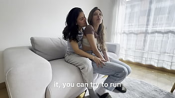 La hijastra de mi vecina ya es una adulta y quiero follarmela ya