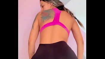 Galega gostosa com shortinho socado