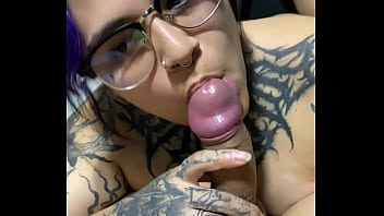 Le chupo la verga a mi vecino hasta que se corre