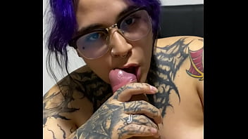 Le chupo la verga a mi vecino hasta que se corre