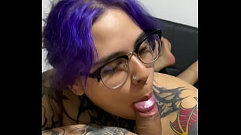 Le chupo la verga a mi vecino hasta que se corre