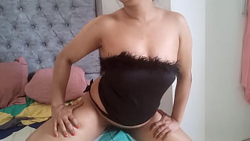 Jovencita milf provocando e invitando a que pidan fantasias