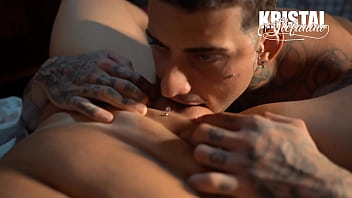 Novinho tatuado arregaça a buceta da loira safada