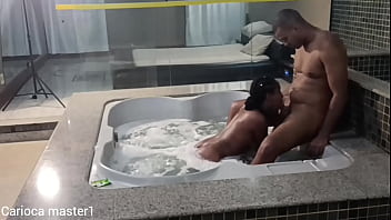 Novinha da favela sentando firme