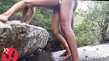 Encuentro esta joven sola en el río y la deje comerse mi verga