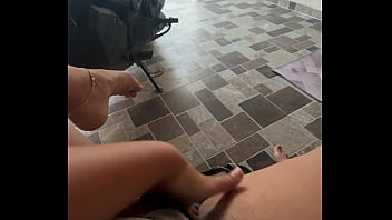 Uy noo que pena mi vecino real me vio masturbandome ahora que voy hacer