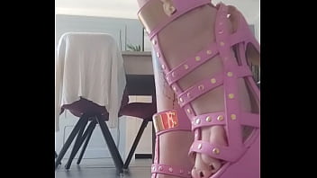 Aujourd'hui j ai reçu de très jolies chaussures tu aimes les pieds