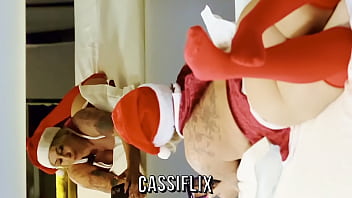 Mamãe noel safada tomando banho de leite e levando pau na bucetinha de 4 com cuzão lindo a mostra completo no cassiflix