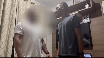 Pegou a gente no flagra sabe que eu sou putinha não fica bolado relaxa e vem me comer também