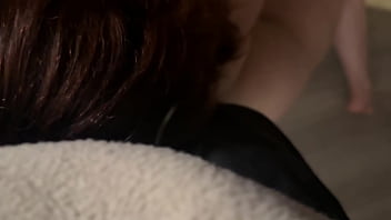 Me muestra sus poses de pilates y me pongo caliente antes de ir a la cama