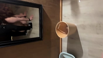 Me muestra sus poses de pilates y me pongo caliente antes de ir a la cama