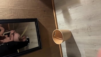 Me muestra sus poses de pilates y me pongo caliente antes de ir a la cama