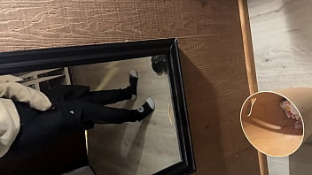 Me muestra sus poses de pilates y me pongo caliente antes de ir a la cama