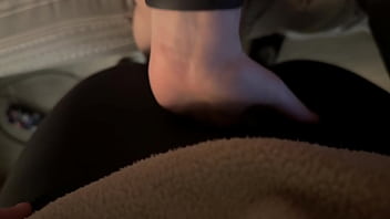 Me muestra sus poses de pilates y me pongo caliente antes de ir a la cama