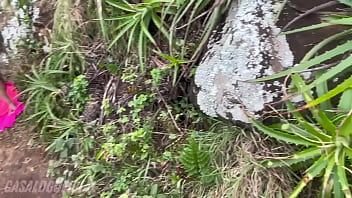 Ela não resistiu e me deu no meio da trilha – amador no mato