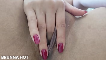 Fiquei toda molhadinha usando os dedos na buceta