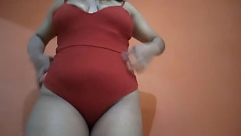 Pero que puta para más rica la jovencita colegiala nose aguanta las ganas y antes de ir a la playa se masturba su panocha y sus tetotas hasta arrecharse