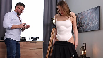 Cute brunette enjoys first squirt thanks to sam frost