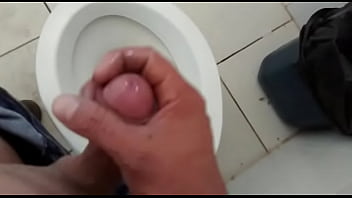 Meu pau querendo uma buceta molhadinha