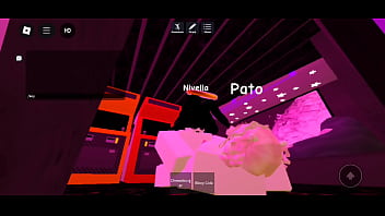 Pasandola bien en roblox con una amiga