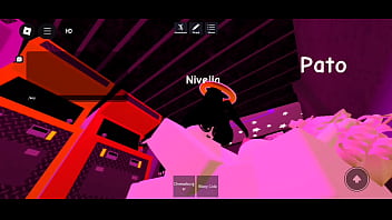 Pasandola bien en roblox con una amiga