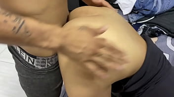 Llega el amigo de mi novio jeison y me ordeña mis teta y le doy una buena mamada