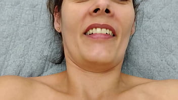 Novinho fodendo uma coroa gostosa de 60 anos e fazendo ela delirar de tesão