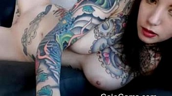 Morena gostosa tatuada peladinha na webcam new