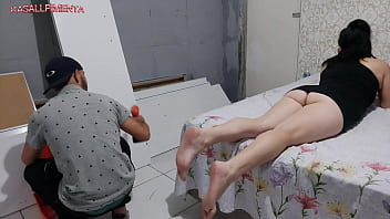 Dona de casa amadora seduzindo o montador e pagando o serviço com xerecard