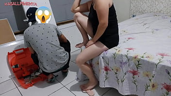 Dona de casa amadora seduzindo o montador e pagando o serviço com xerecard