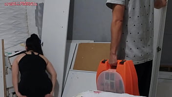 Dona de casa amadora seduzindo o montador e pagando o serviço com xerecard