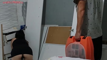 Dona de casa amadora seduzindo o montador e pagando o serviço com xerecard